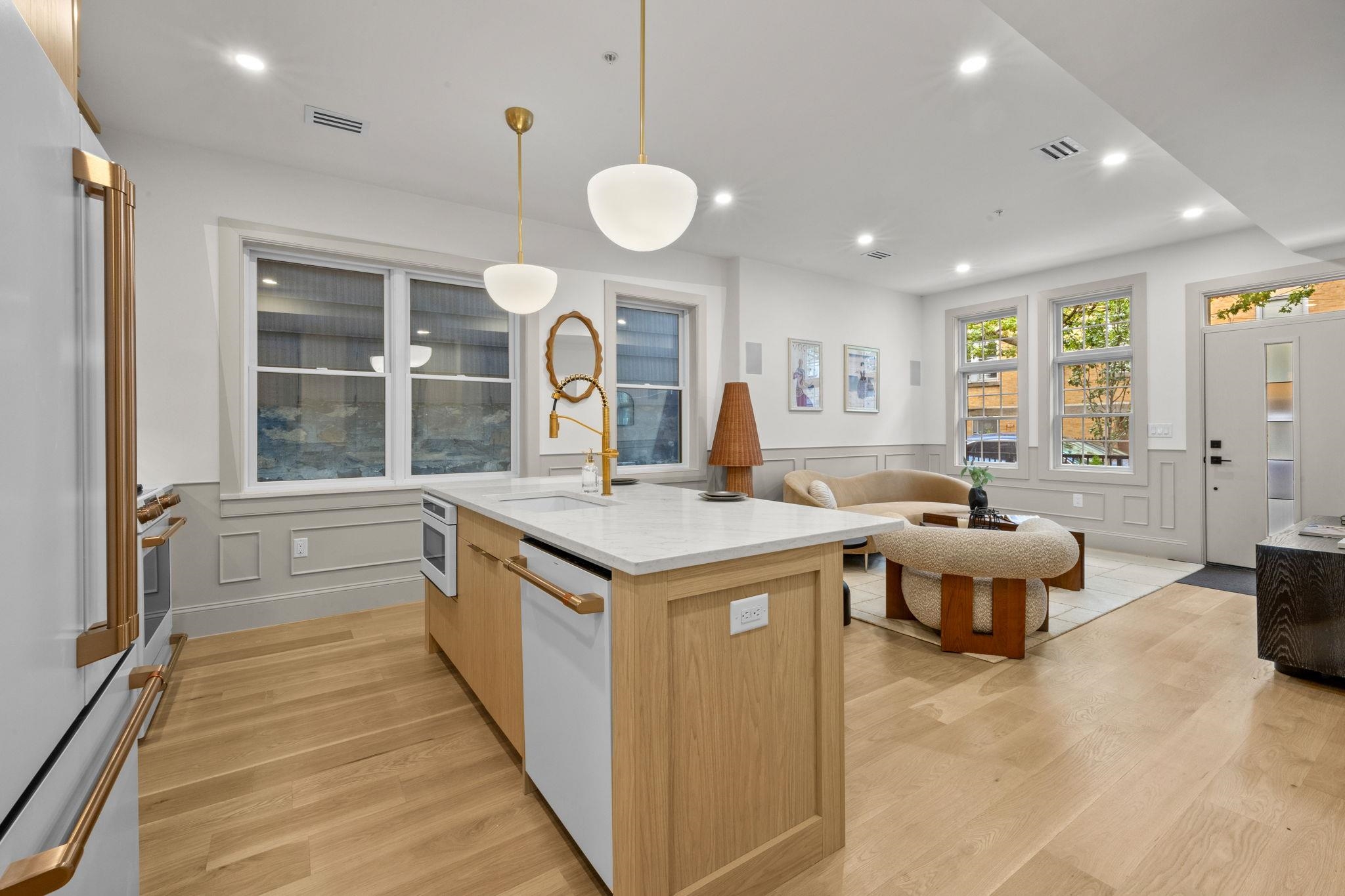206 SHERMAN AVE Unit: 1