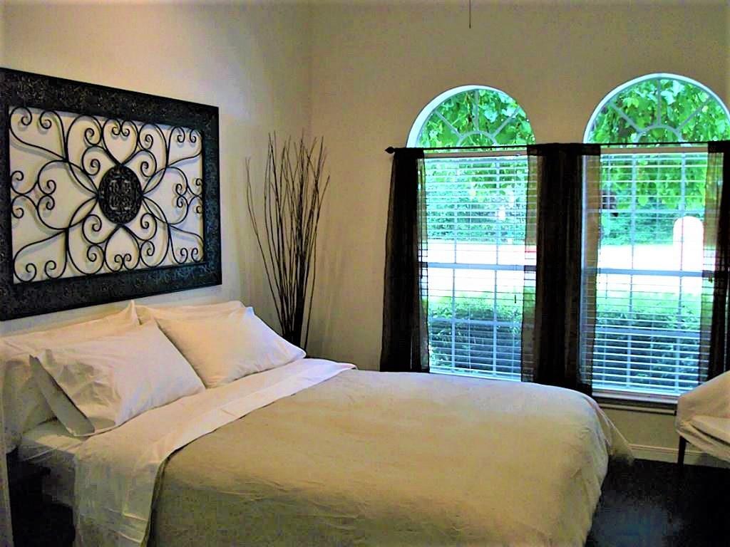 435 N Rivershire Drive