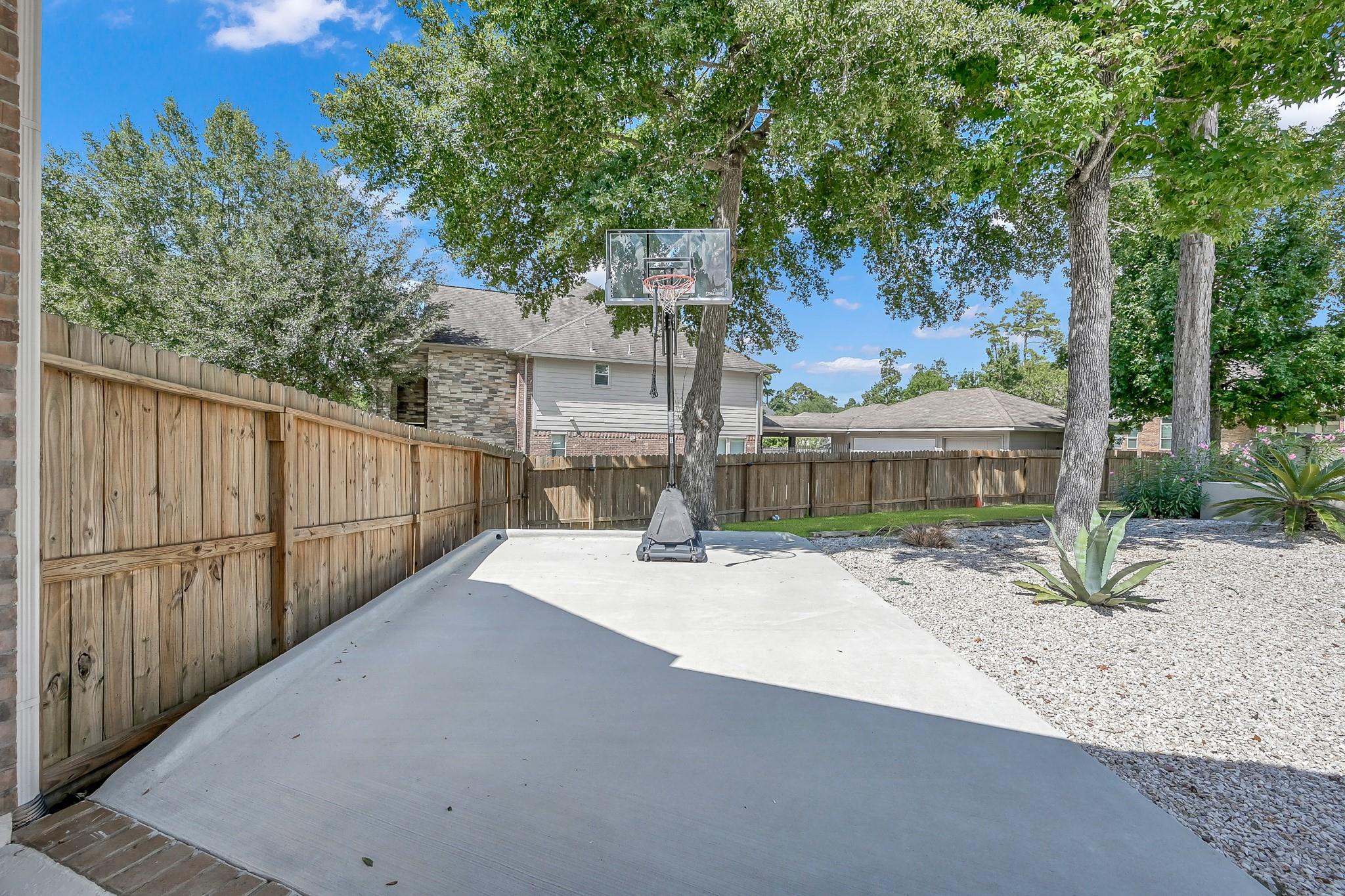 2425 W Bramlet Drive, Conroe