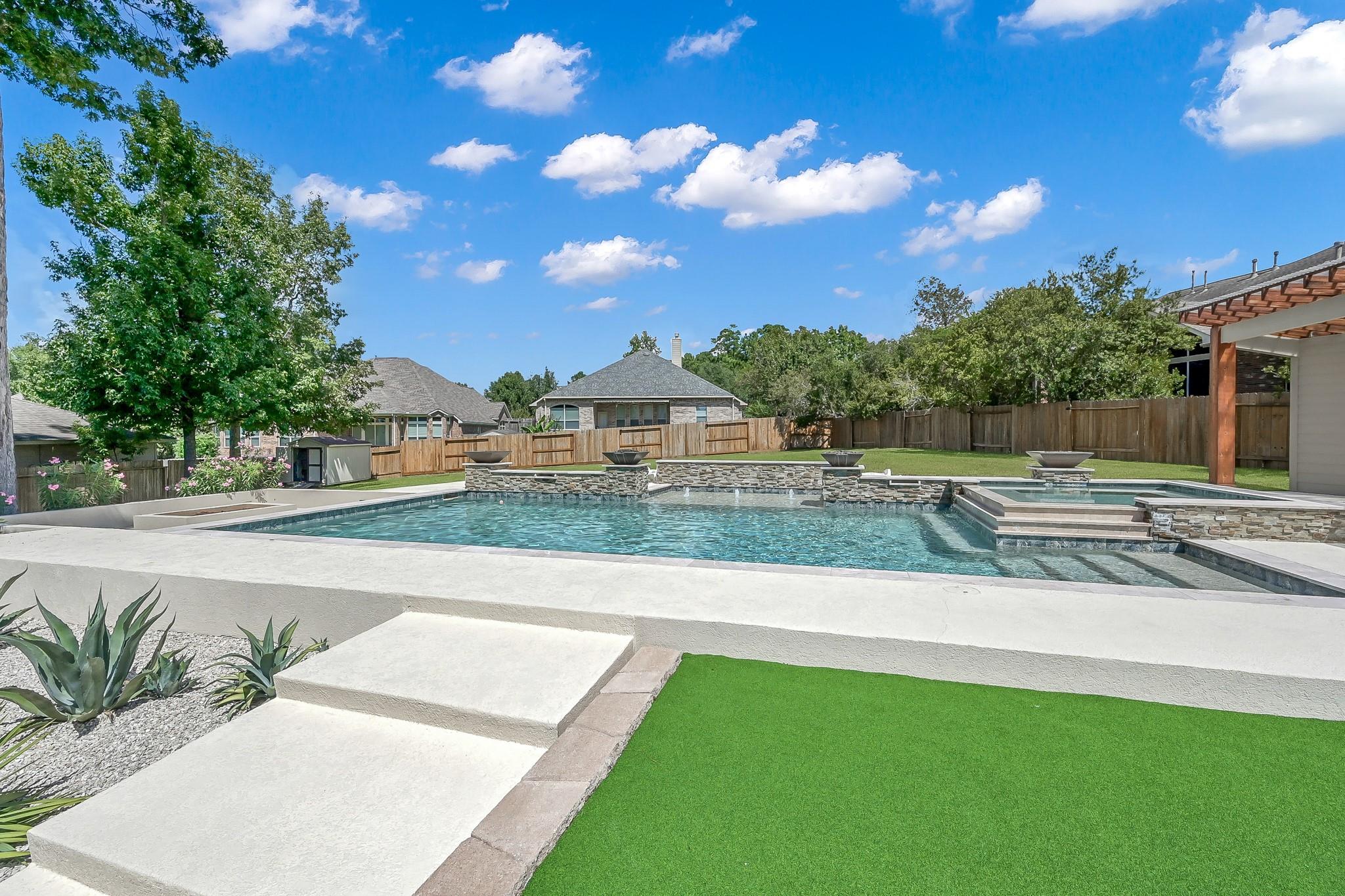 2425 W Bramlet Drive, Conroe
