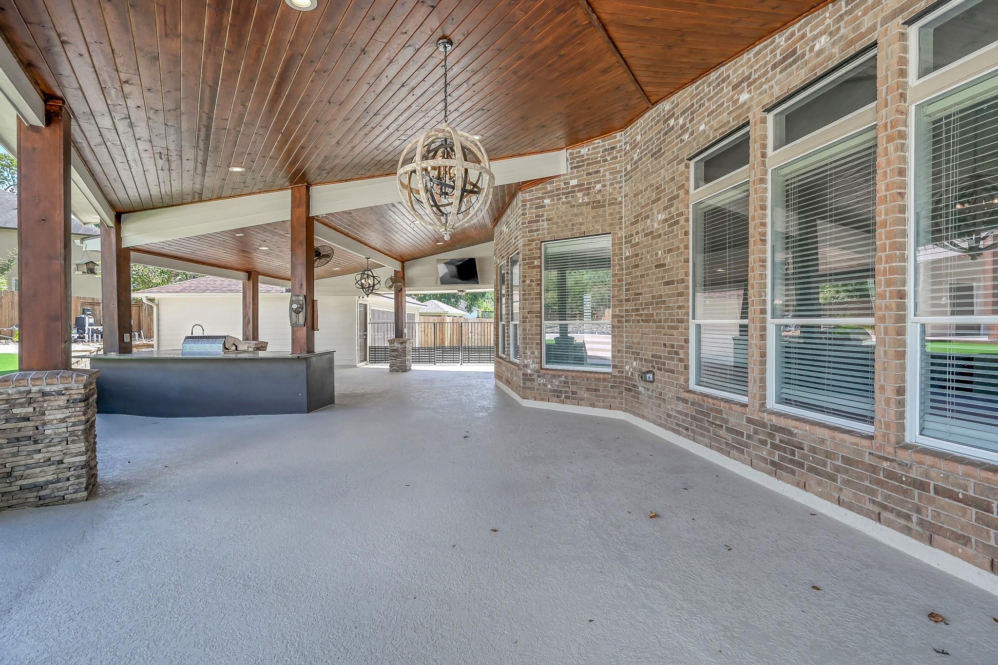 2425 W Bramlet Drive, Conroe