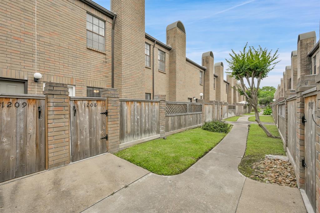 9850 Pagewood Lane # 1208