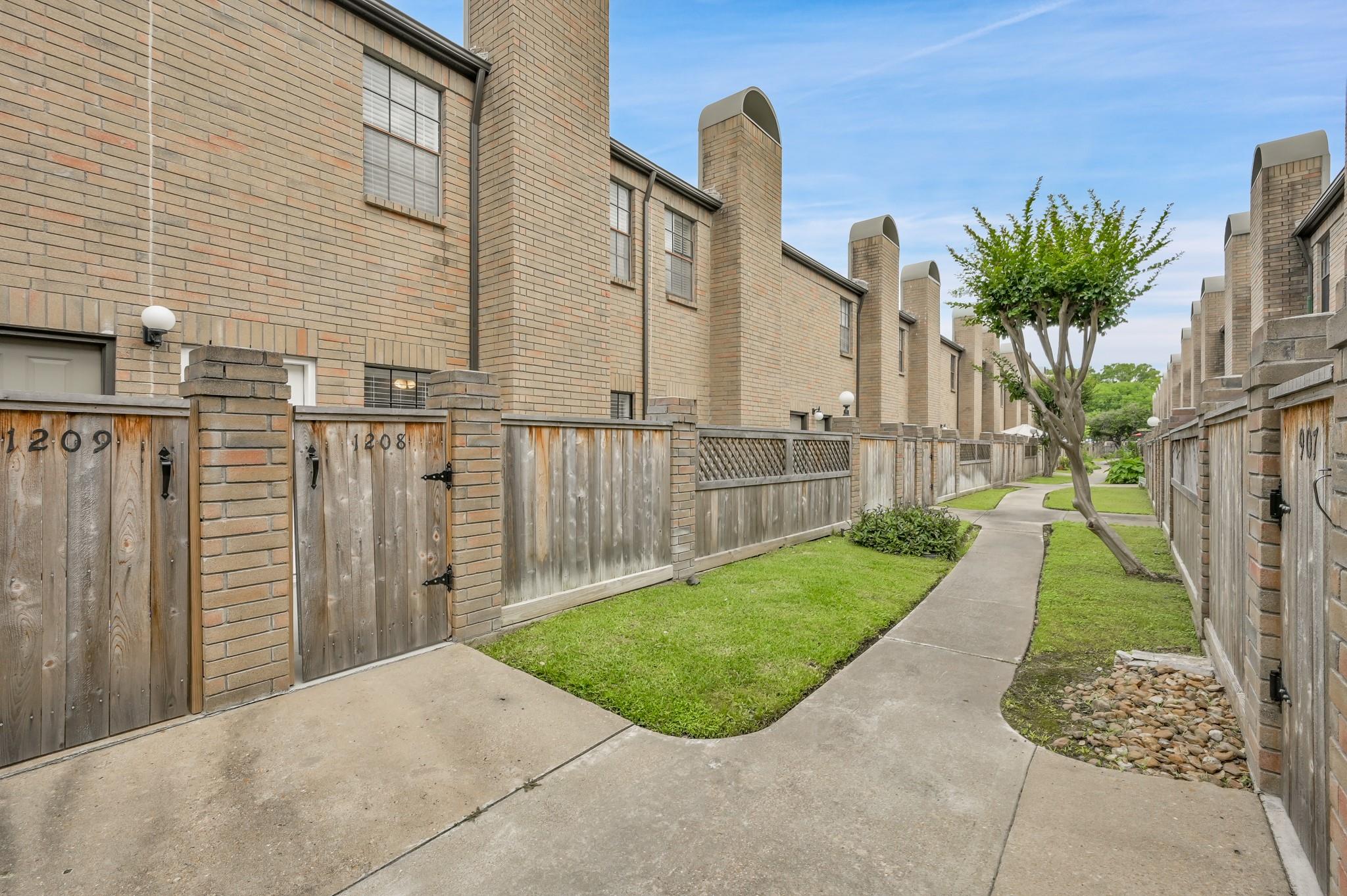 9850 Pagewood Lane # 1208