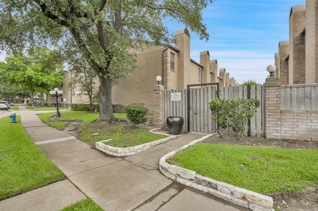 9850 Pagewood Lane # 1208
