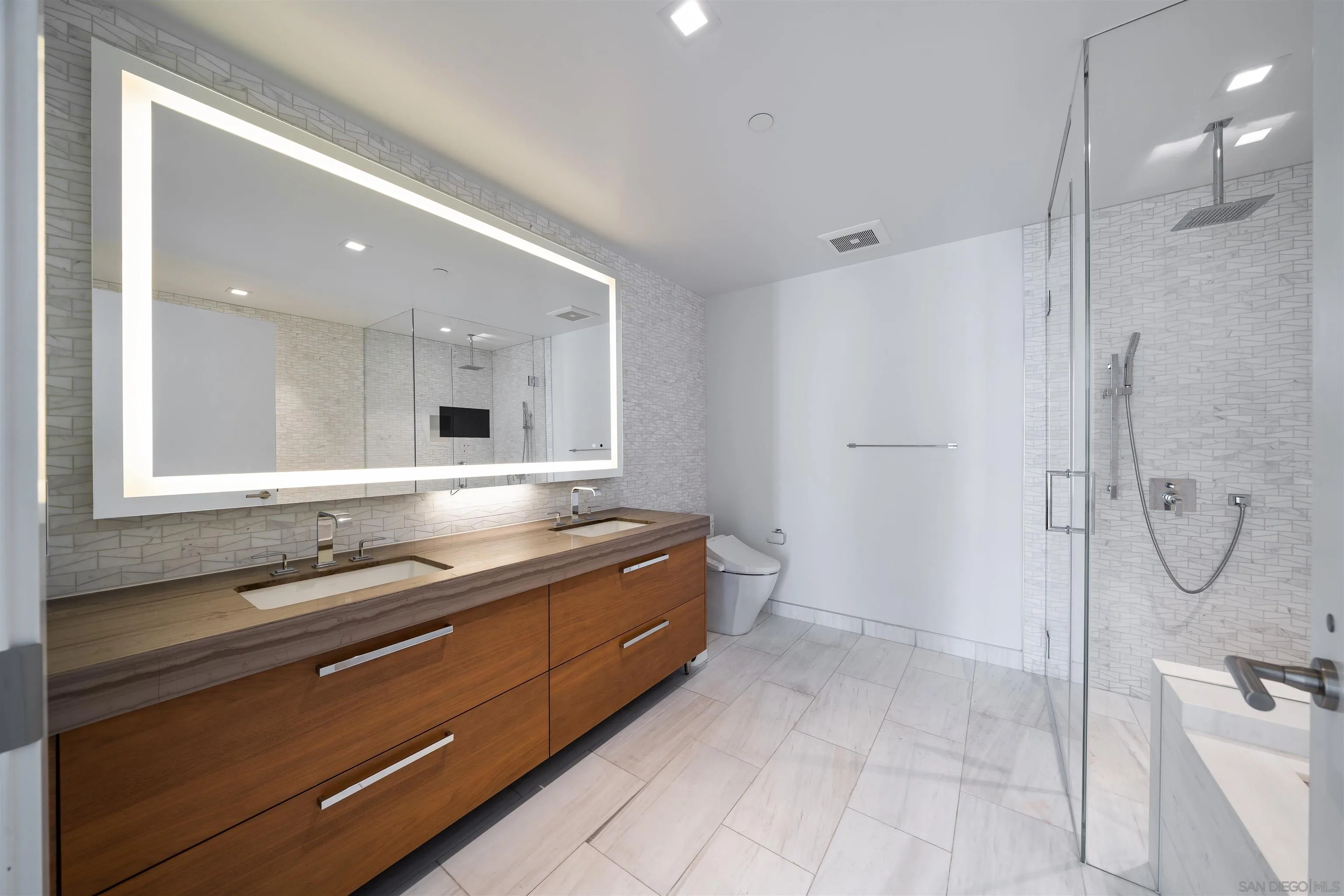 888 W E St Unit 201