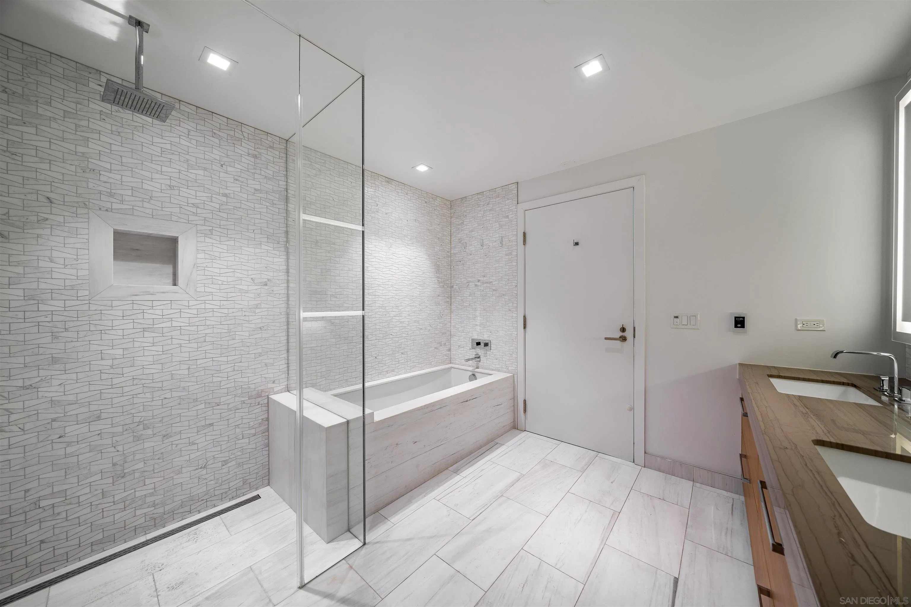 888 W E St Unit 201