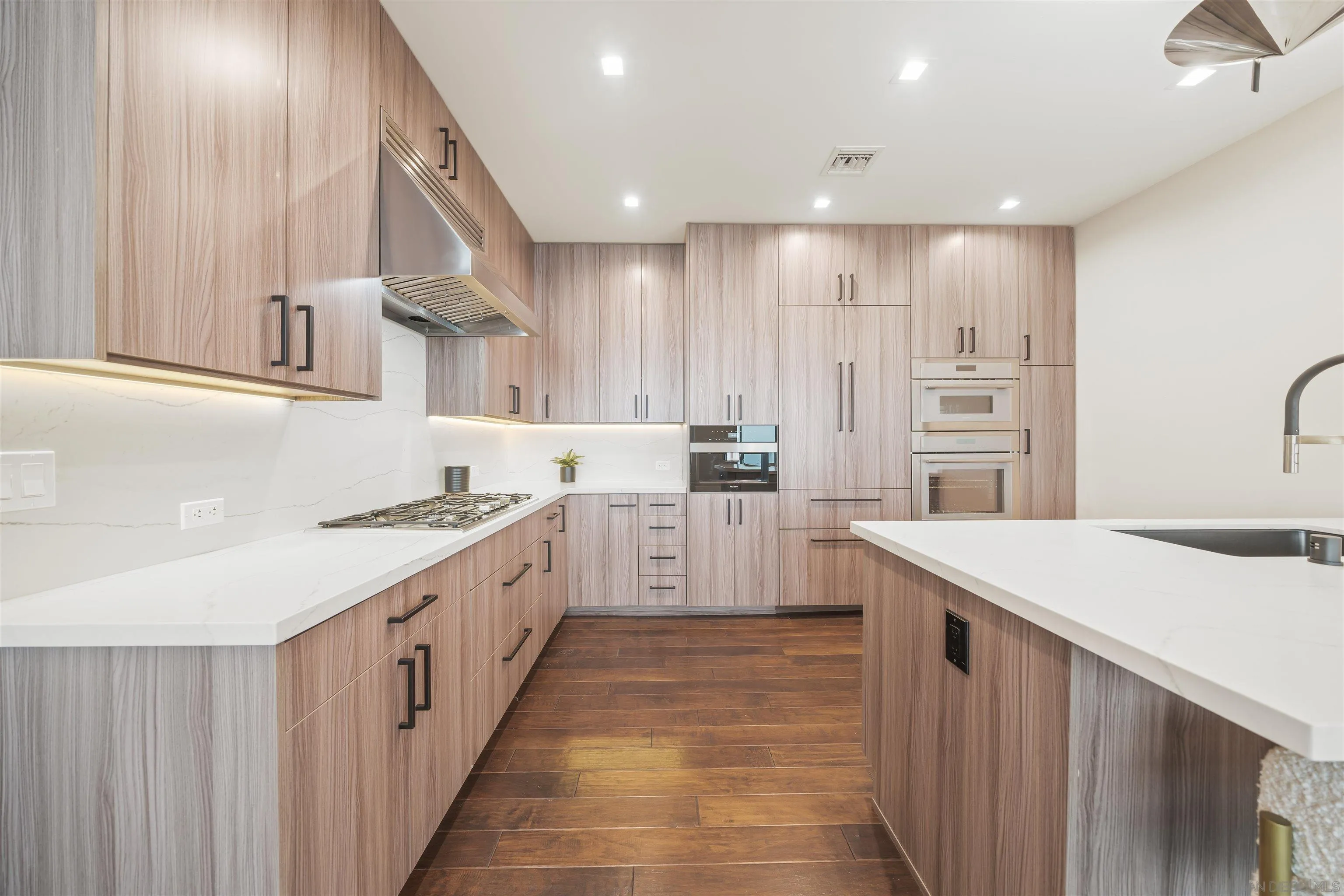 800 The Mark Ln Unit 3003