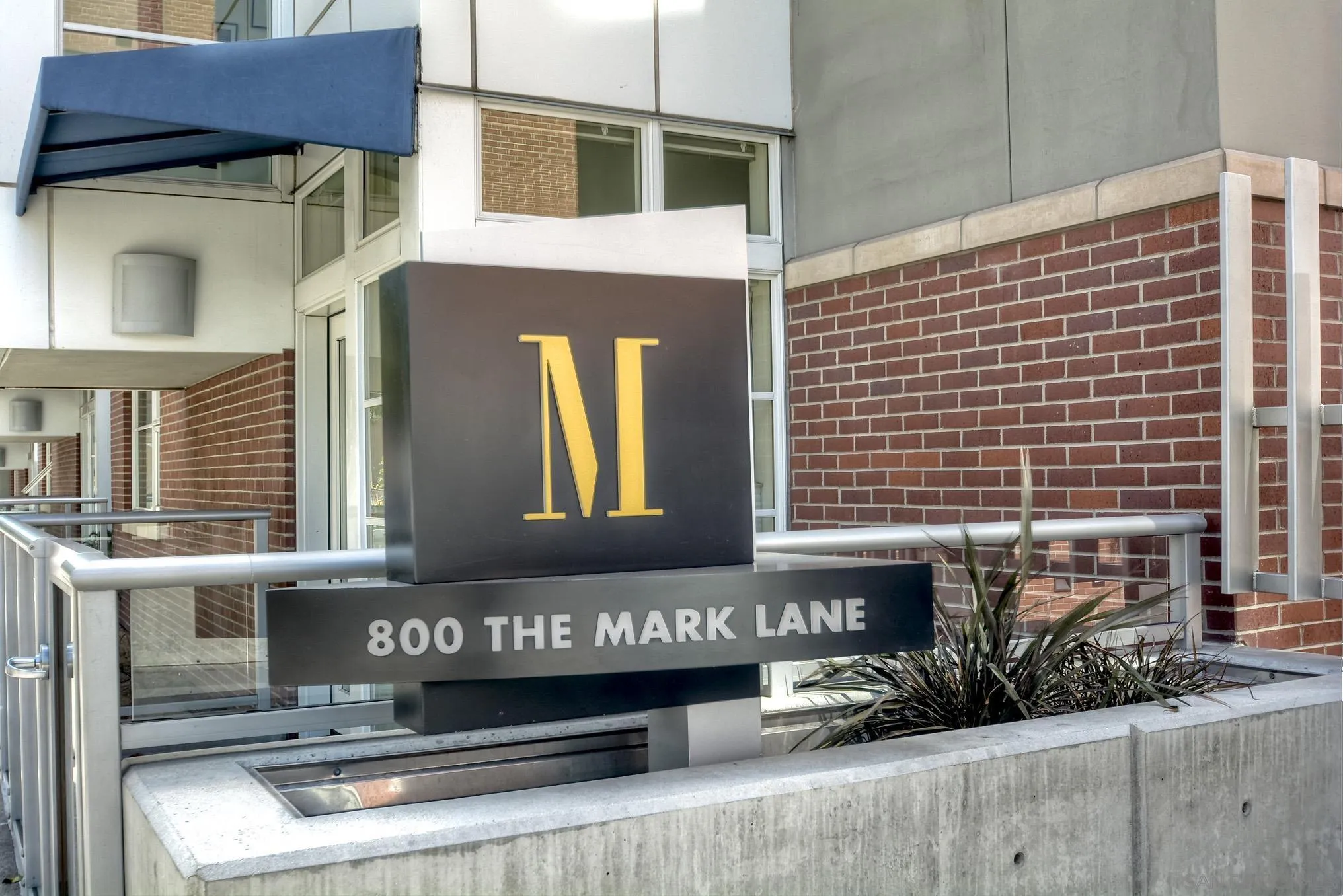 800 The Mark Unit 2002