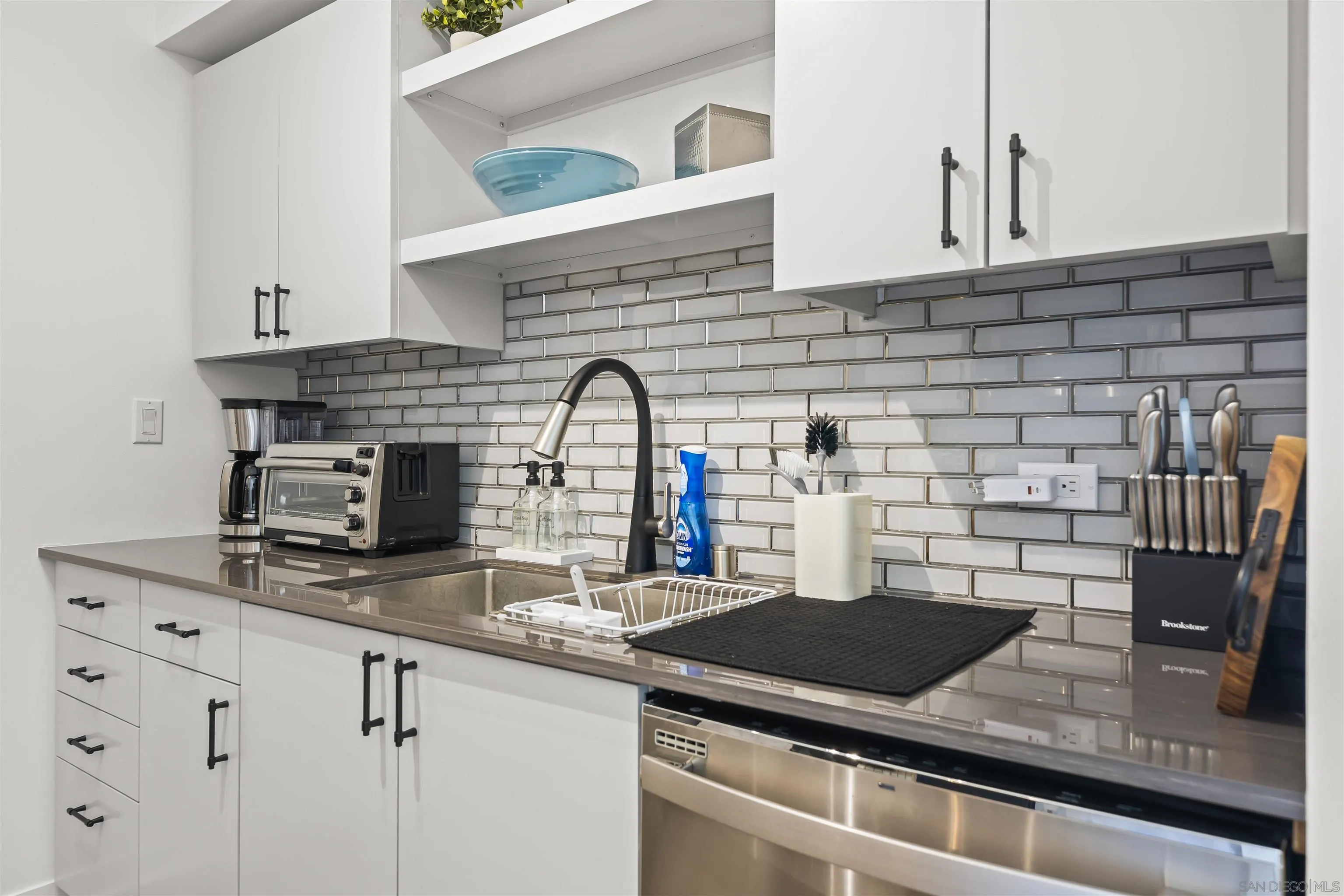 425 W Beech Street Unit 1607