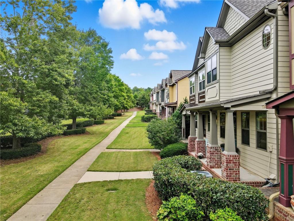 405 Royal Crescent Lane E