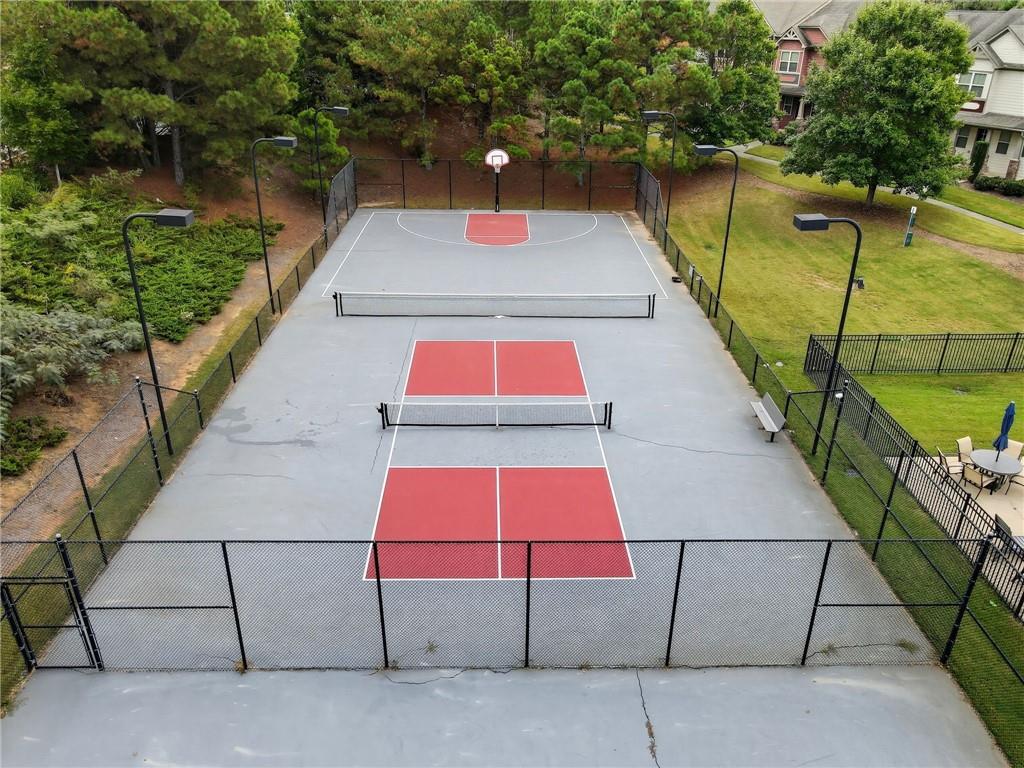 405 Royal Crescent Lane E