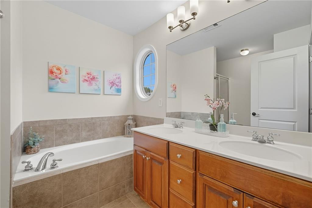 405 Royal Crescent Lane E