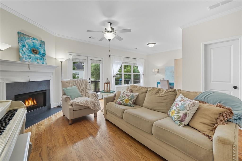 405 Royal Crescent Lane E