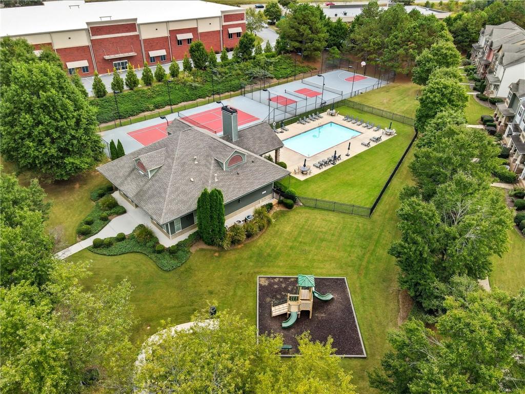 405 Royal Crescent Lane E