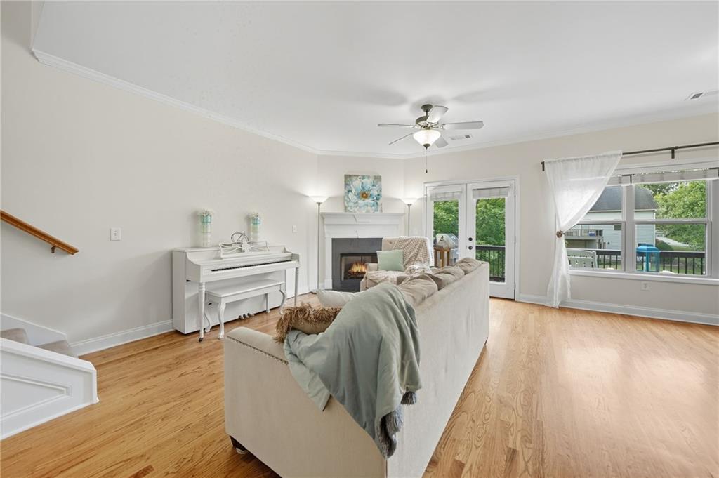 405 Royal Crescent Lane E