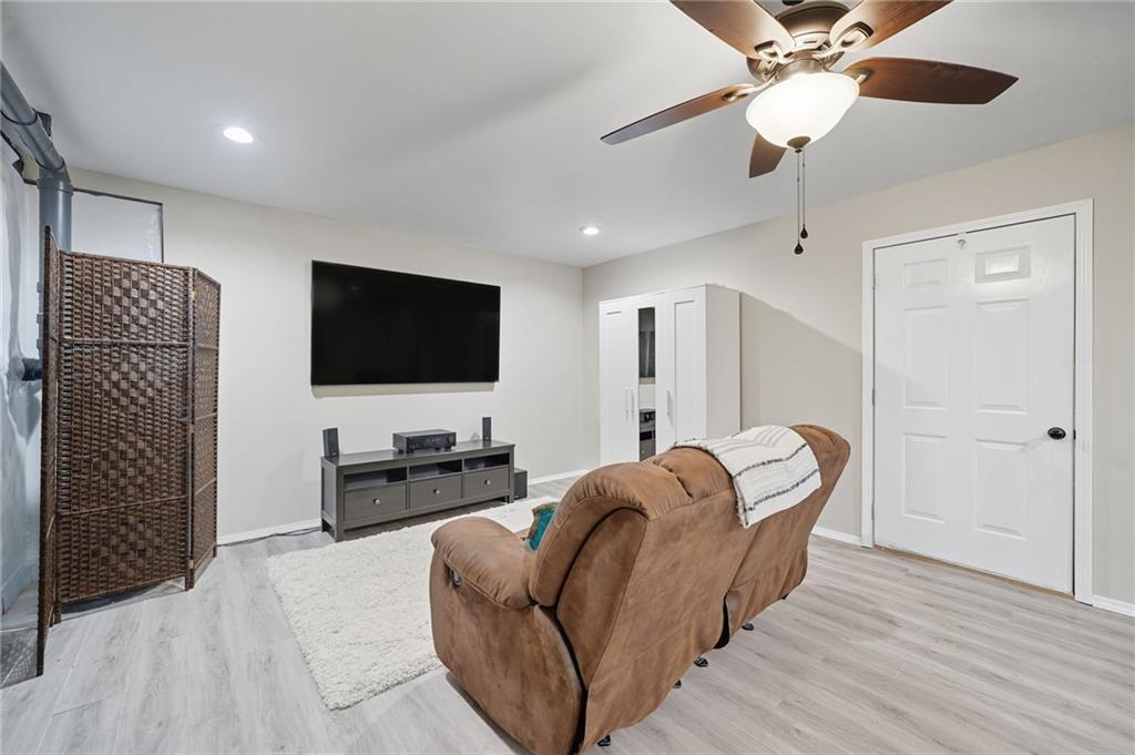 405 Royal Crescent Lane E