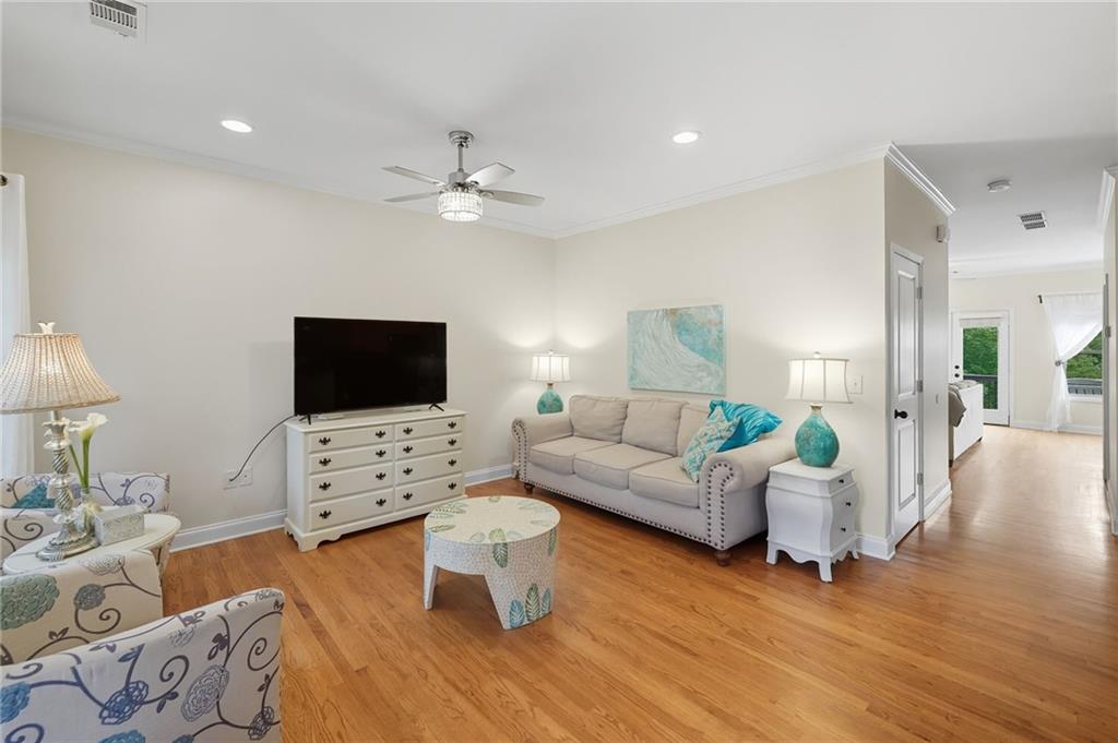 405 Royal Crescent Lane E