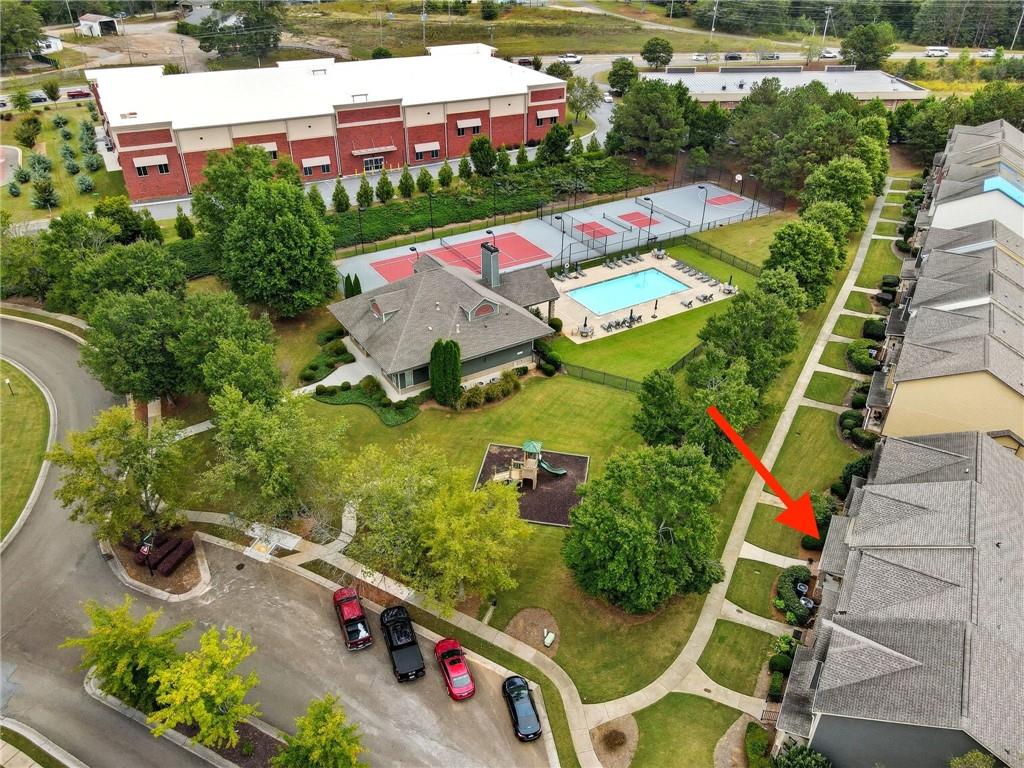 405 Royal Crescent Lane E