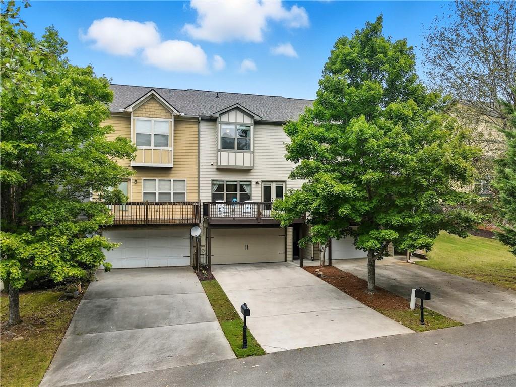 405 Royal Crescent Lane E