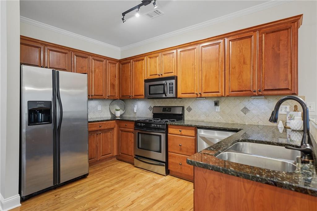 405 Royal Crescent Lane E