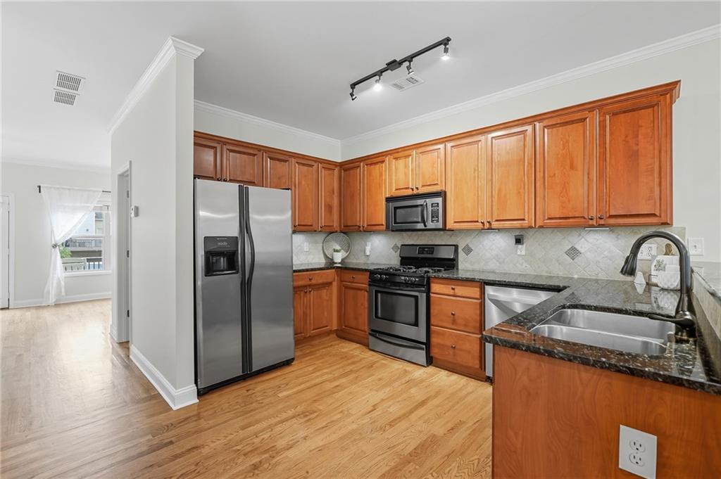 405 Royal Crescent Lane E