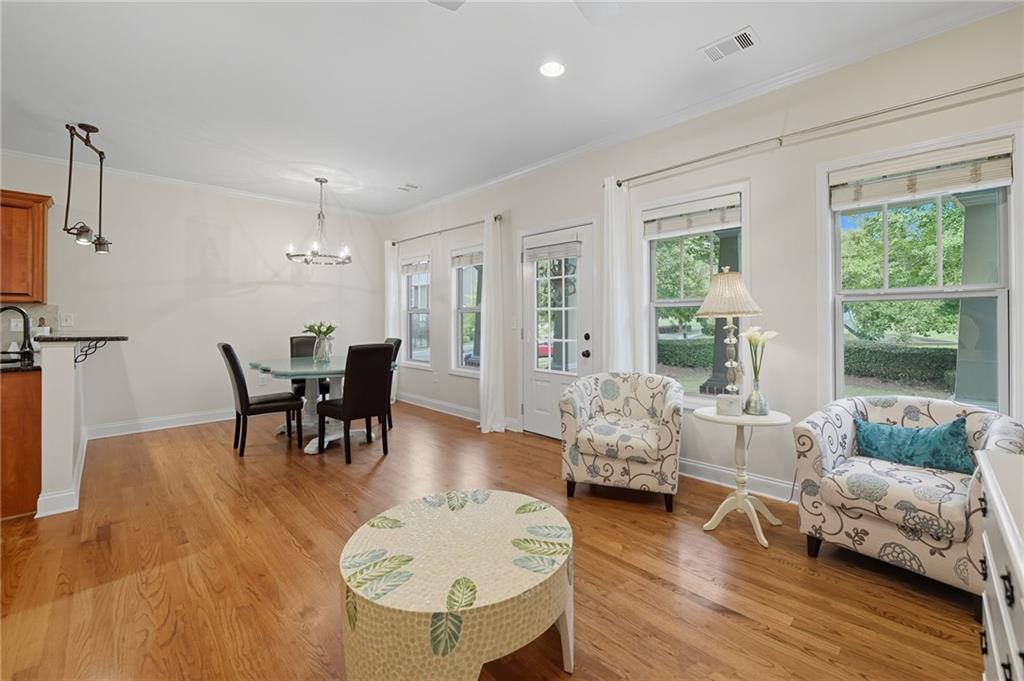 405 Royal Crescent Lane E