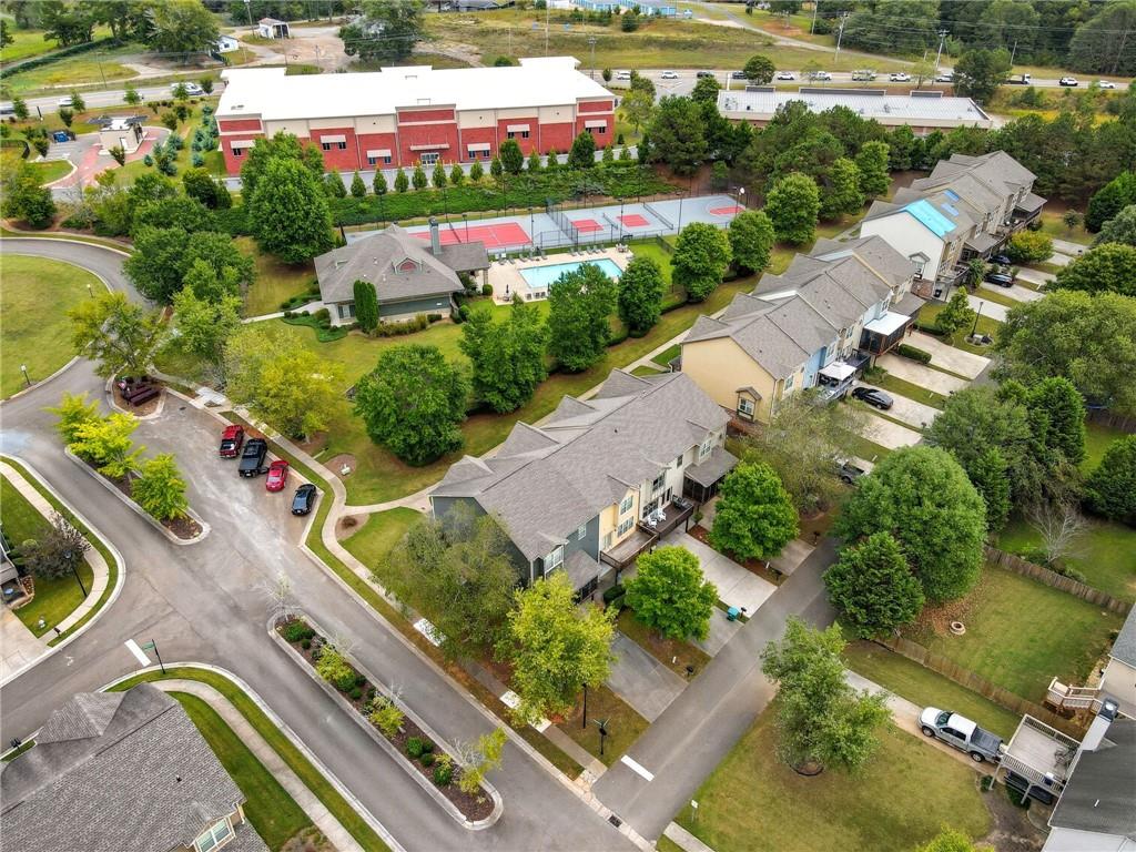 405 Royal Crescent Lane E