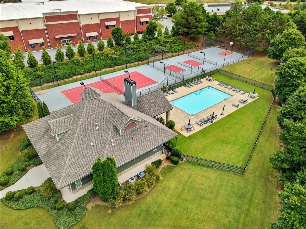 405 Royal Crescent Lane E