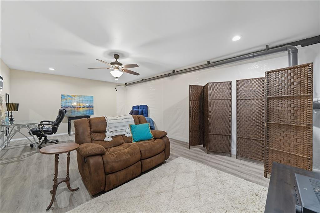 405 Royal Crescent Lane E