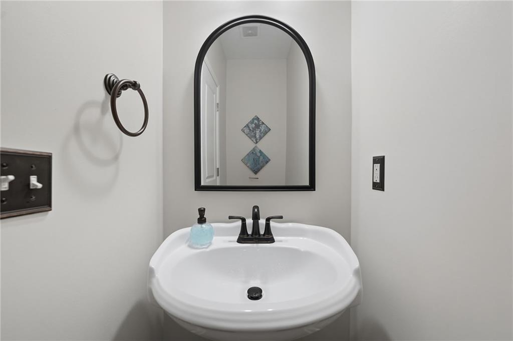 405 Royal Crescent Lane E