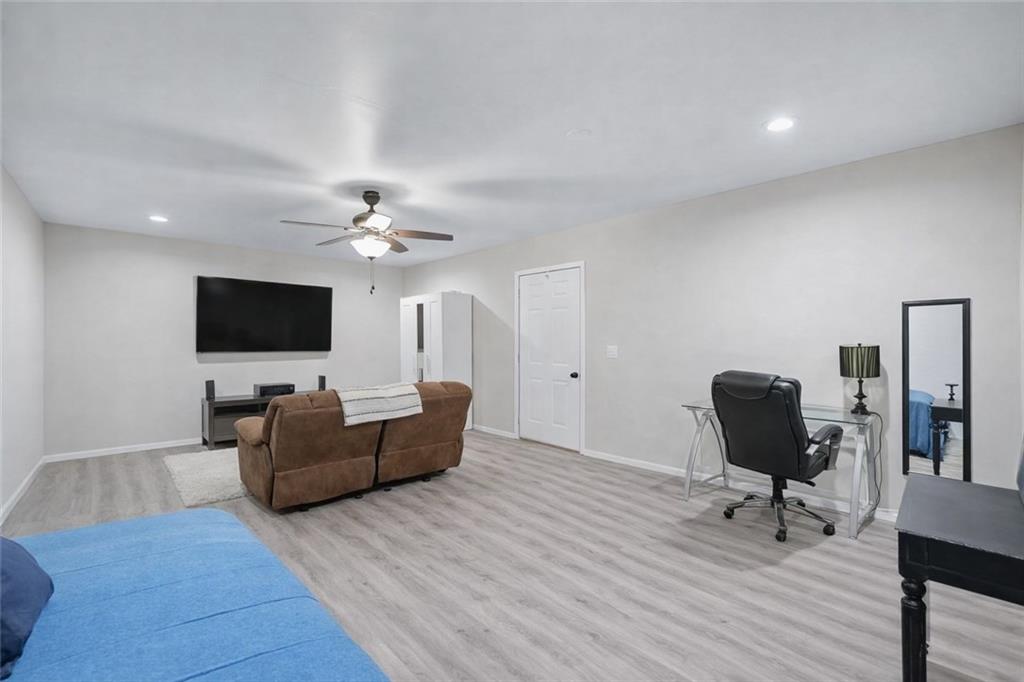 405 Royal Crescent Lane E