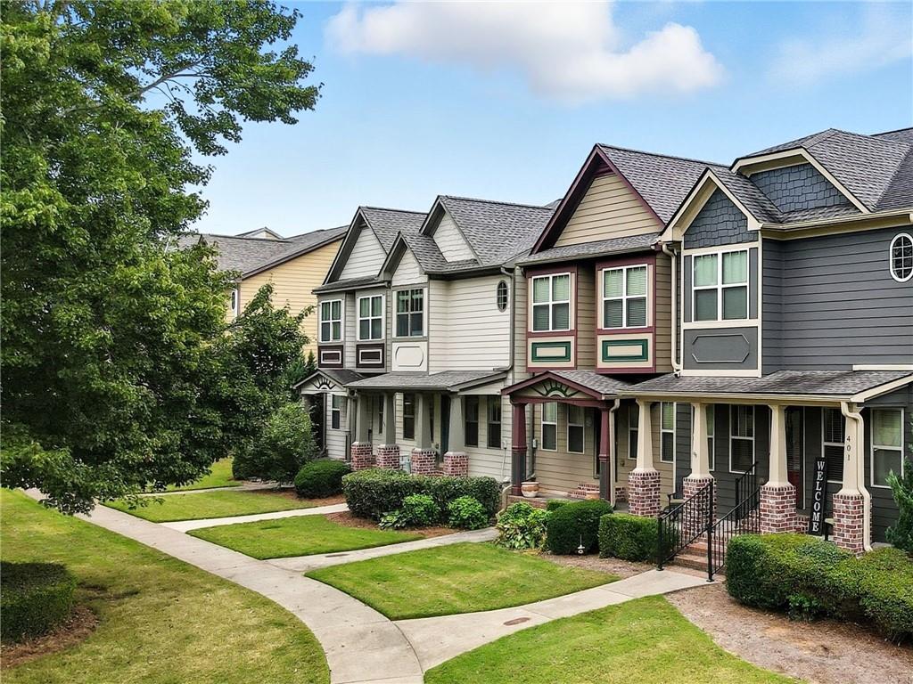 405 Royal Crescent Lane E