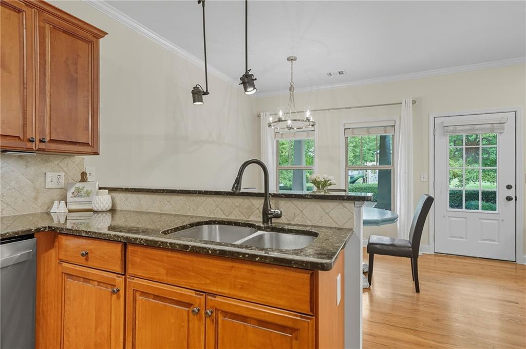 405 Royal Crescent Lane E