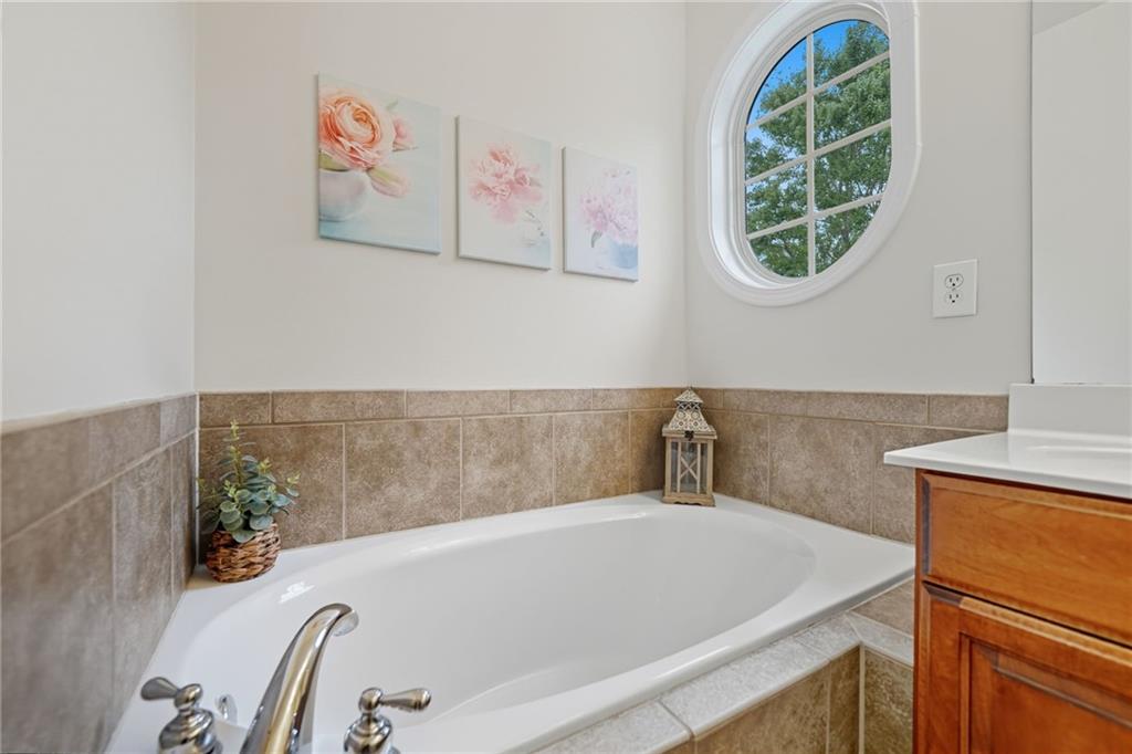 405 Royal Crescent Lane E