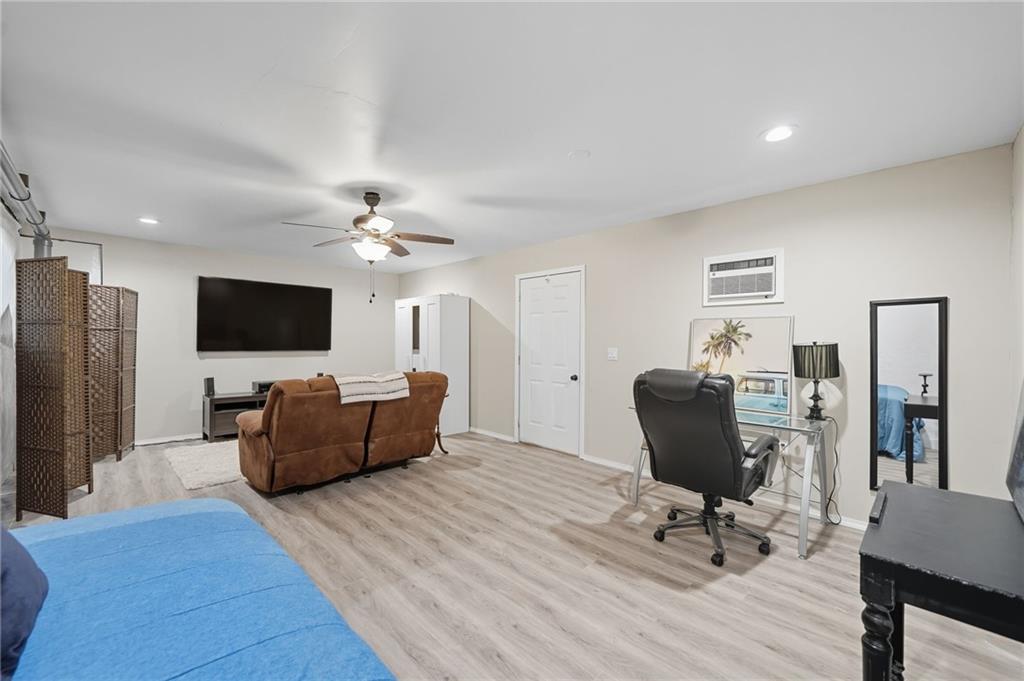 405 Royal Crescent Lane E