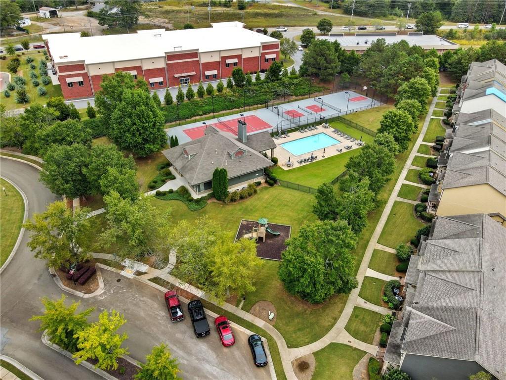 405 Royal Crescent Lane E