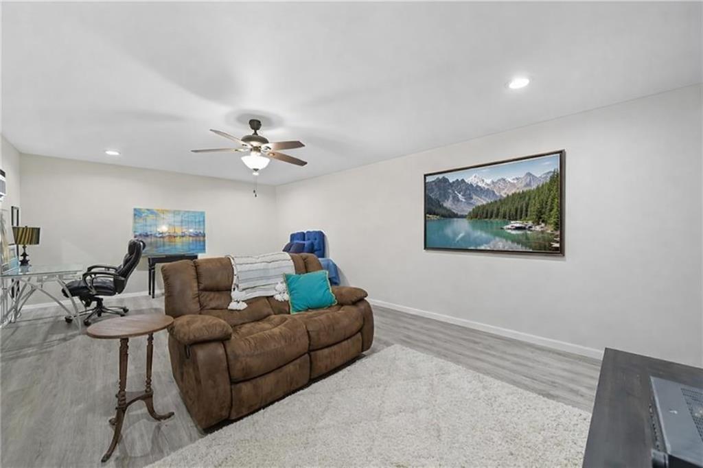 405 Royal Crescent Lane E