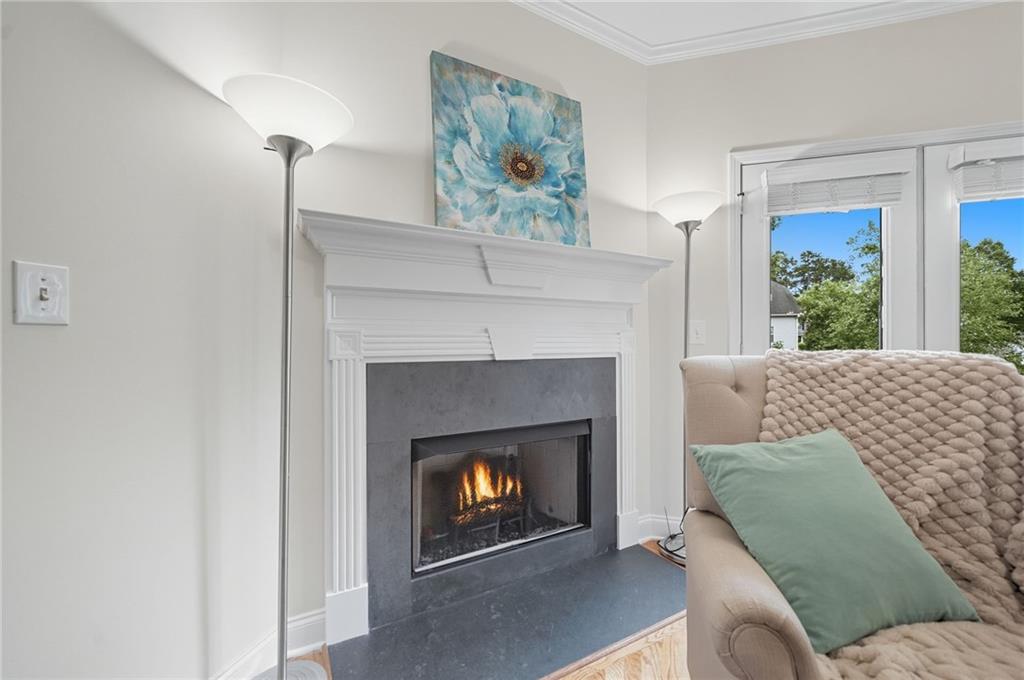 405 Royal Crescent Lane E