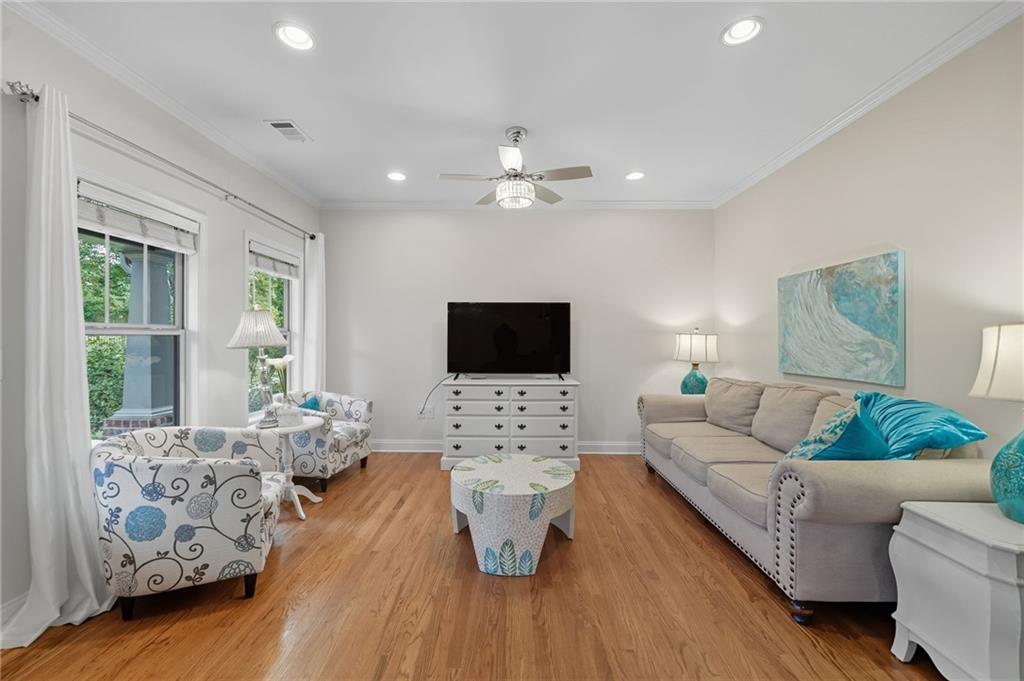 405 Royal Crescent Lane E