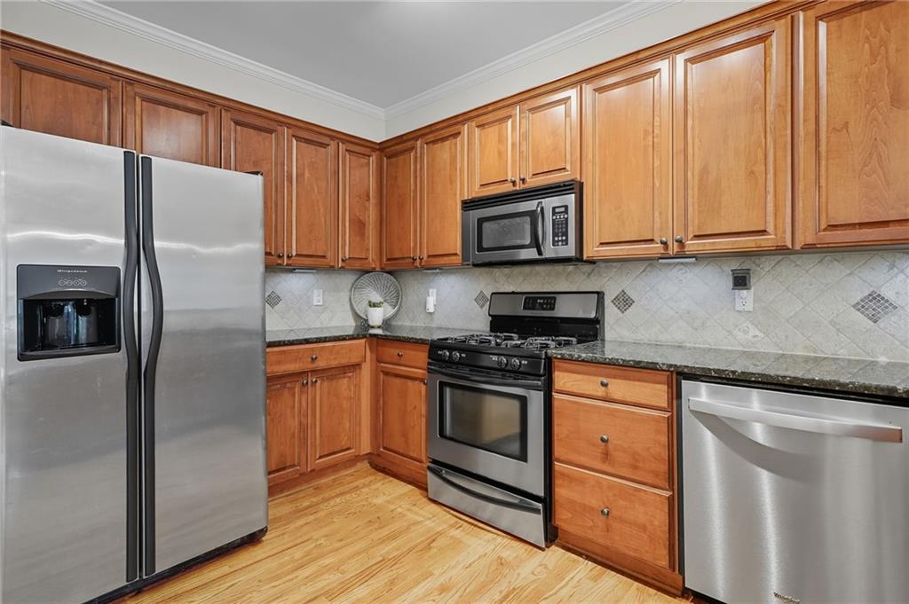 405 Royal Crescent Lane E