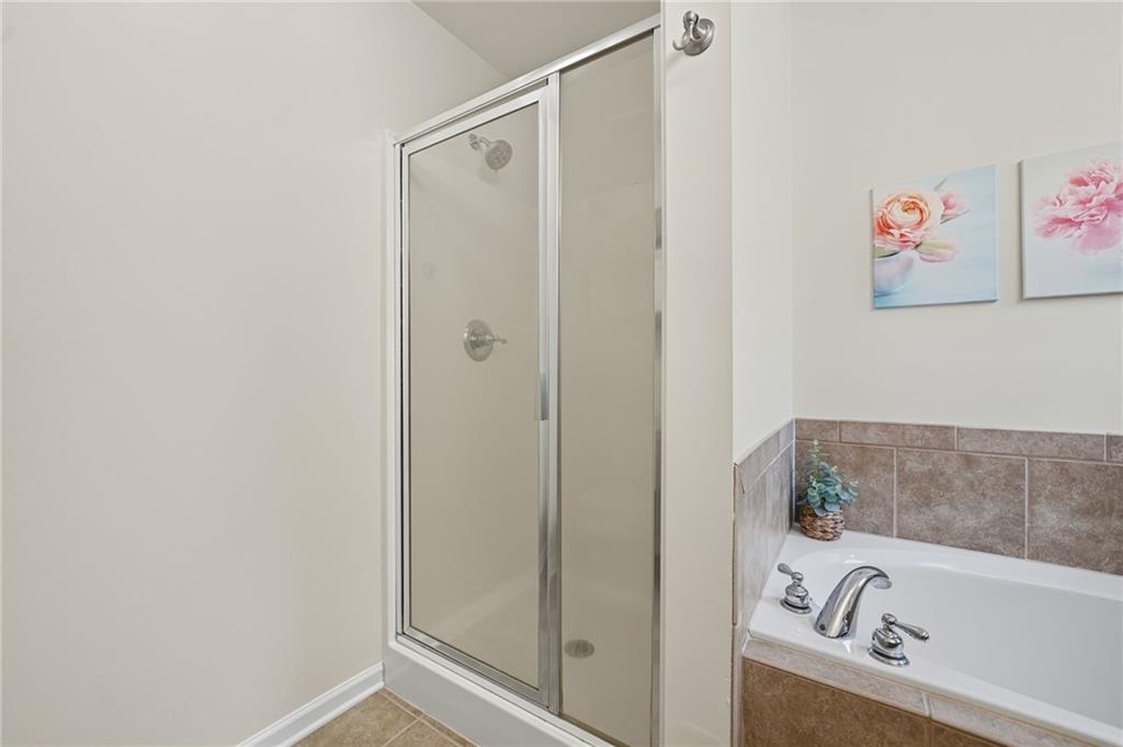 405 Royal Crescent Lane E