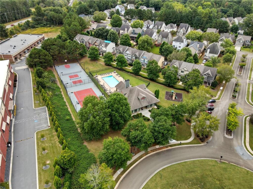 405 Royal Crescent Lane E