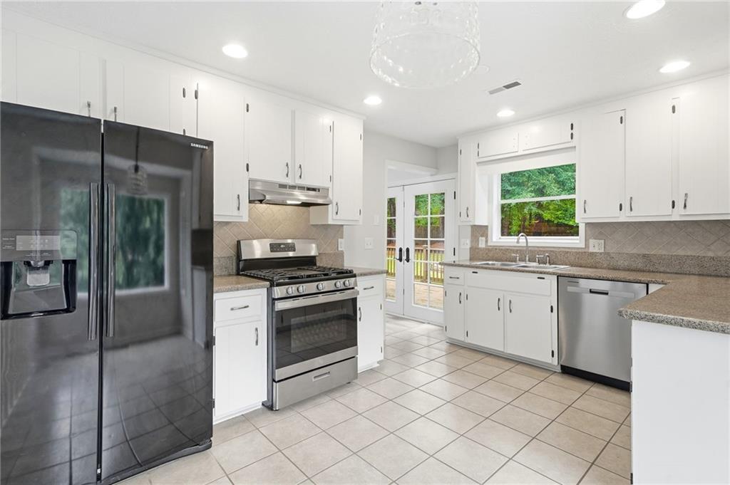 585 Rivercrest Drive