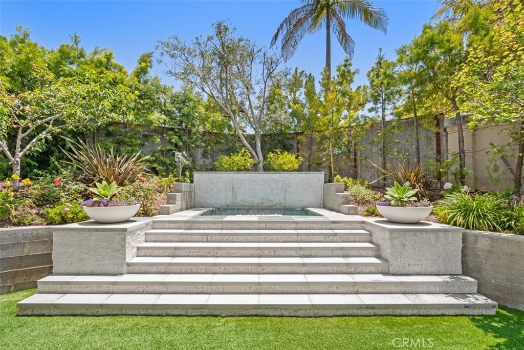 315 W Avenida Valencia