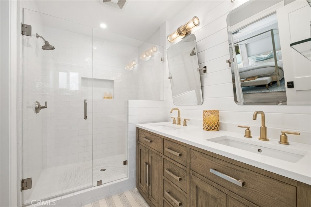 315 W Avenida Valencia