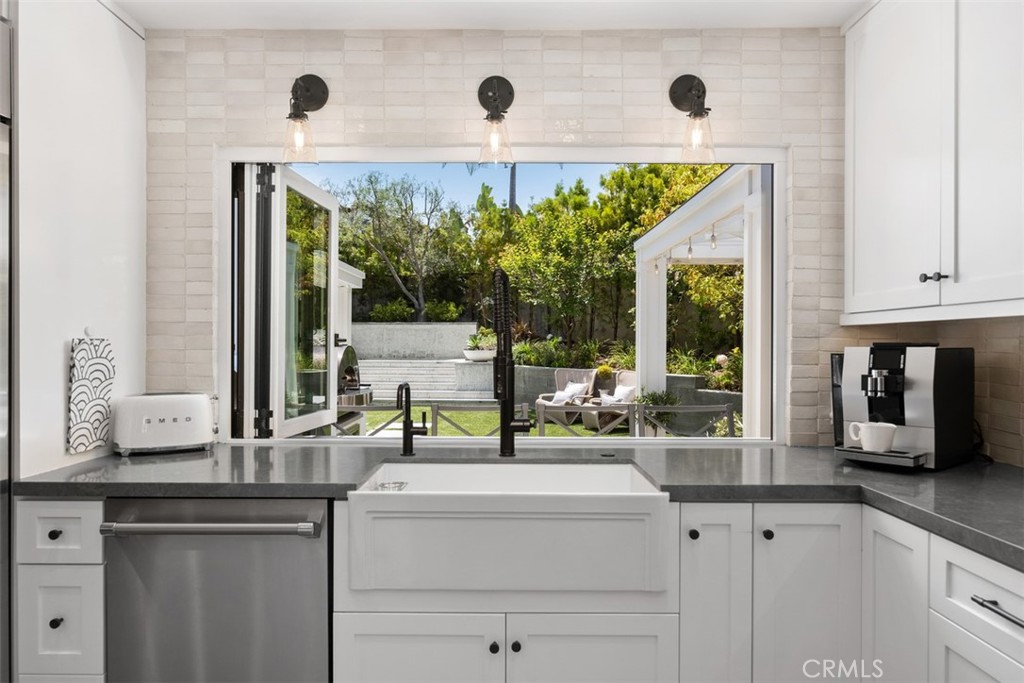 315 W Avenida Valencia