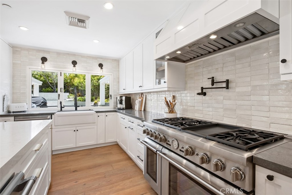 315 W Avenida Valencia