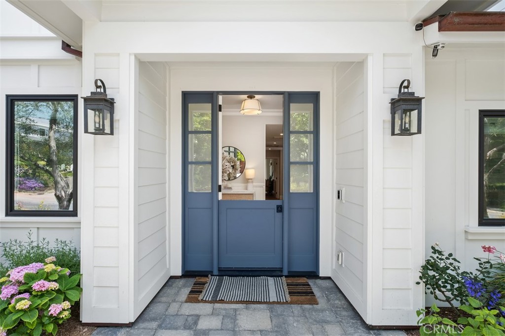 315 W Avenida Valencia