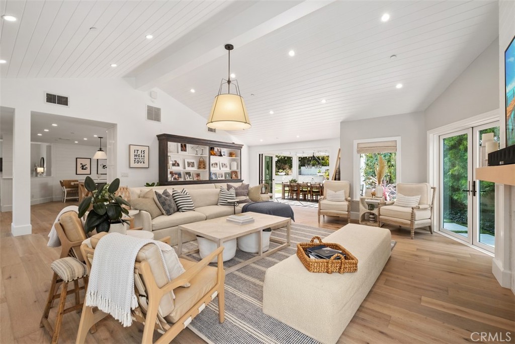 315 W Avenida Valencia