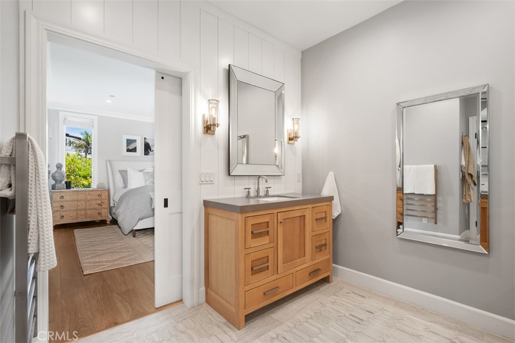 315 W Avenida Valencia